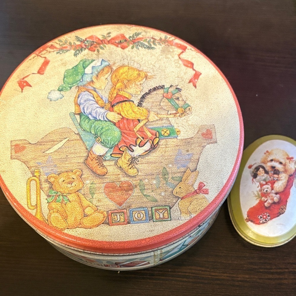 Festive Round Tins with Holiday Design